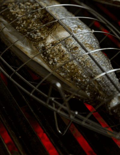 Brasas y pescado